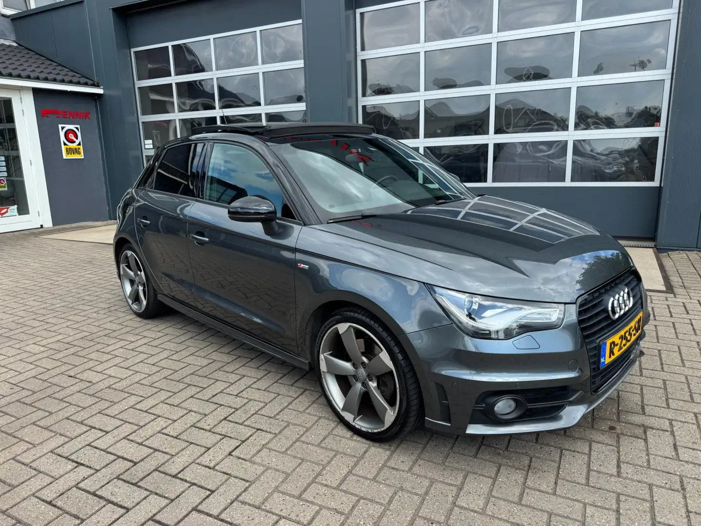 Audi A1 Sportback 1.4 TFSI Pro Line S 3x S-Line / Pano / R Gris - 2
