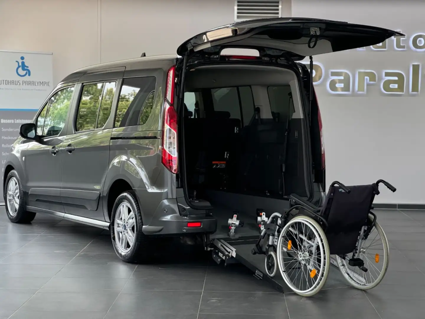 Ford Grand Tourneo Titanium Behindertengerecht-Rampe Gris - 1
