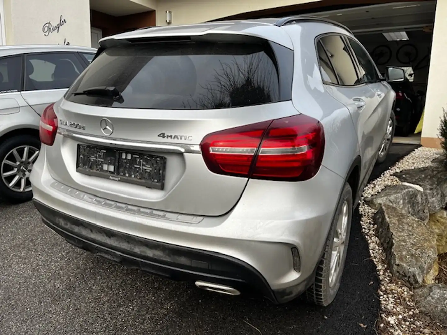 Mercedes-Benz GLA 200 CLA 200 d Shooting Brake 4MATIC Aut. Silber - 1
