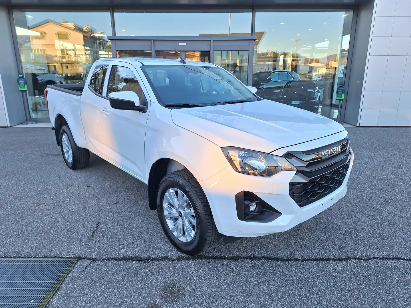 Isuzu D-Max 1.9 Space N60BB+ 4x4 A/T 164cv Modello 2025 1050kg Bianco - 2