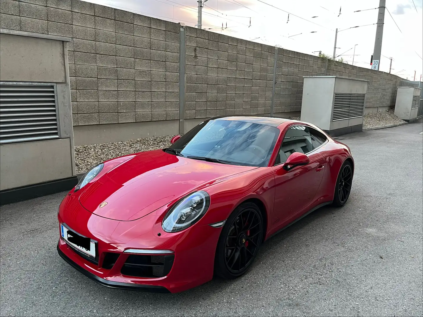 Porsche 991 911 Carrera 4 GTS Rot - 1