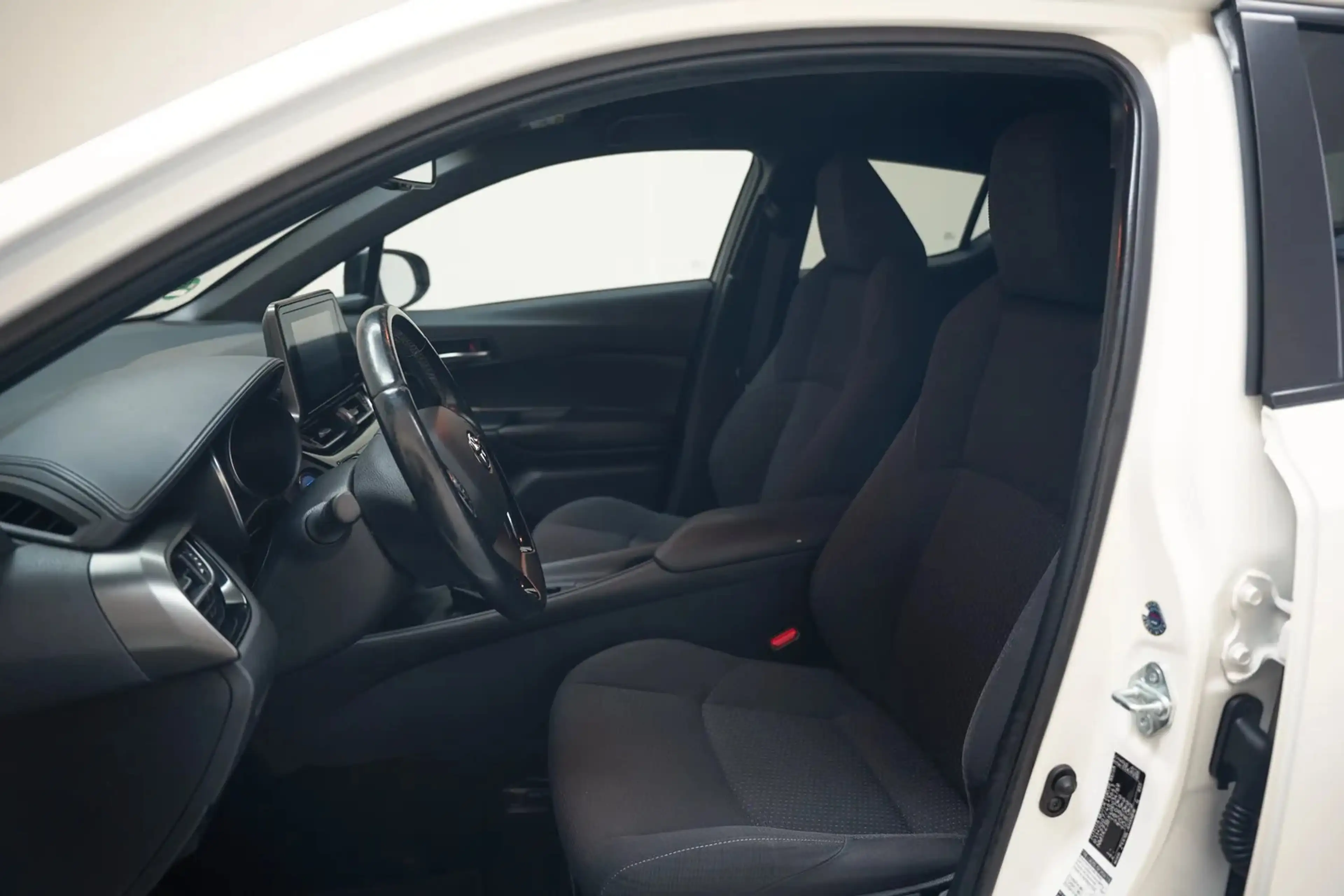 Toyota C-HR 1.8 Hybrid Dynamic [ Camera Navi Climate] — photo 9