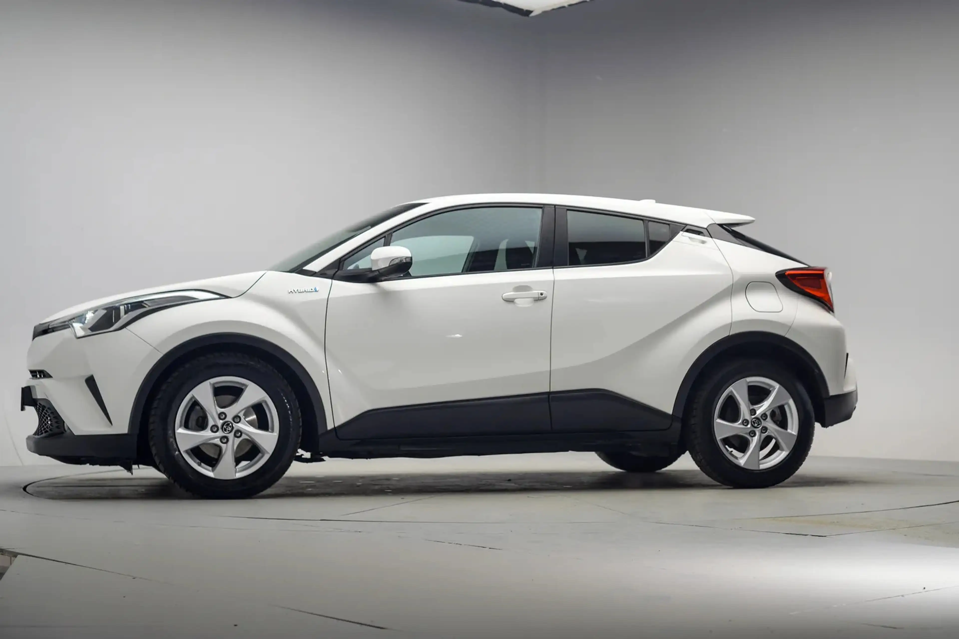 Toyota C-HR 1.8 Hybrid Dynamic [ Camera Navi Climate] — photo 2