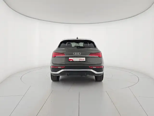 Audi Q5 view 4