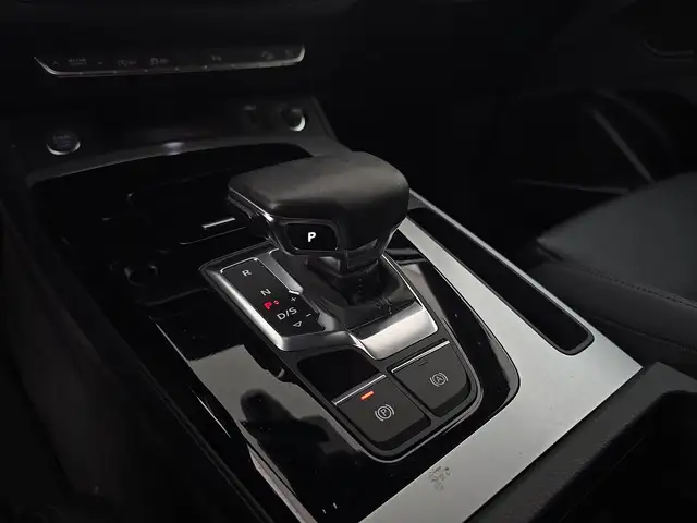 Audi Q5 view 12