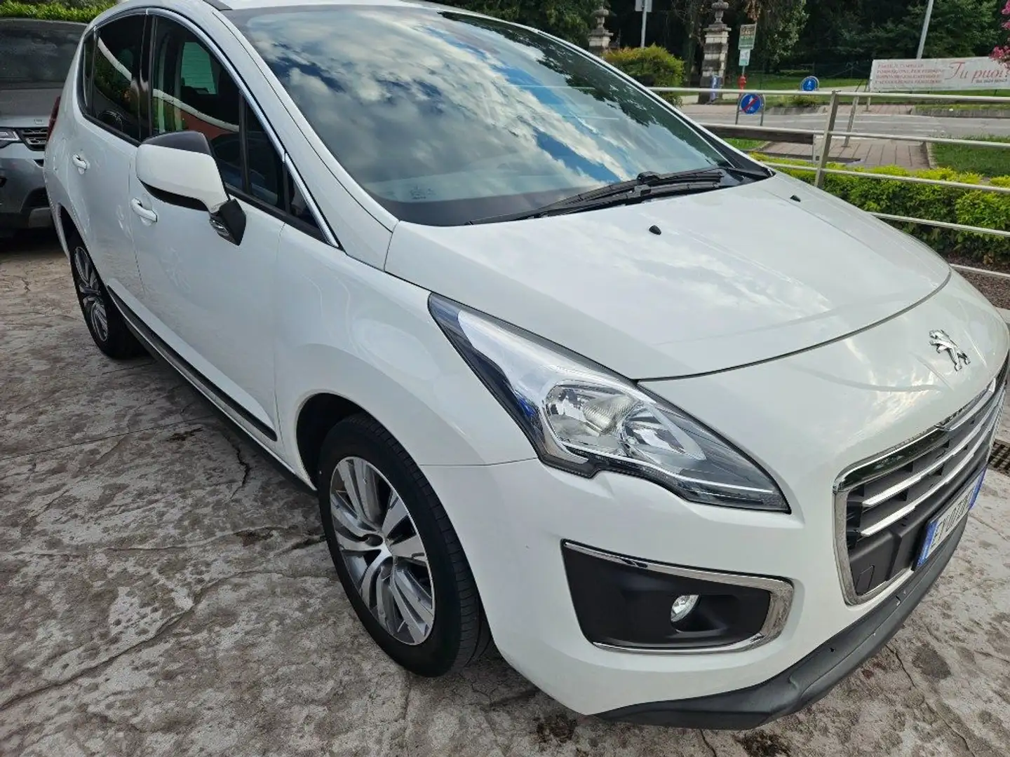 Peugeot 3008 1.6 e-HDi 115CV Stop&Start Allure Weiß - 2