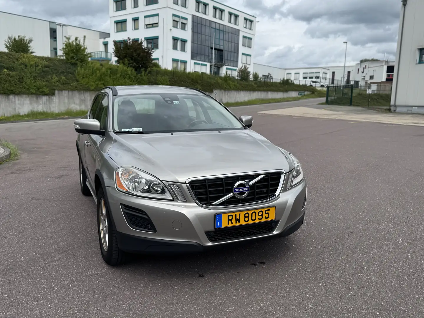 Volvo XC60 Momentum AWD Beige - 1