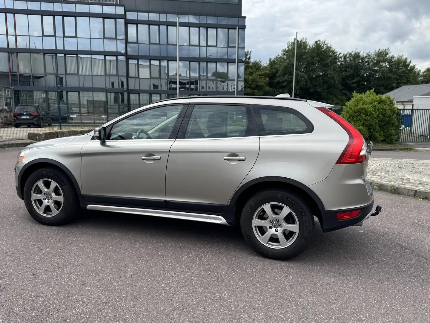 Volvo XC60 Momentum AWD Beige - 2