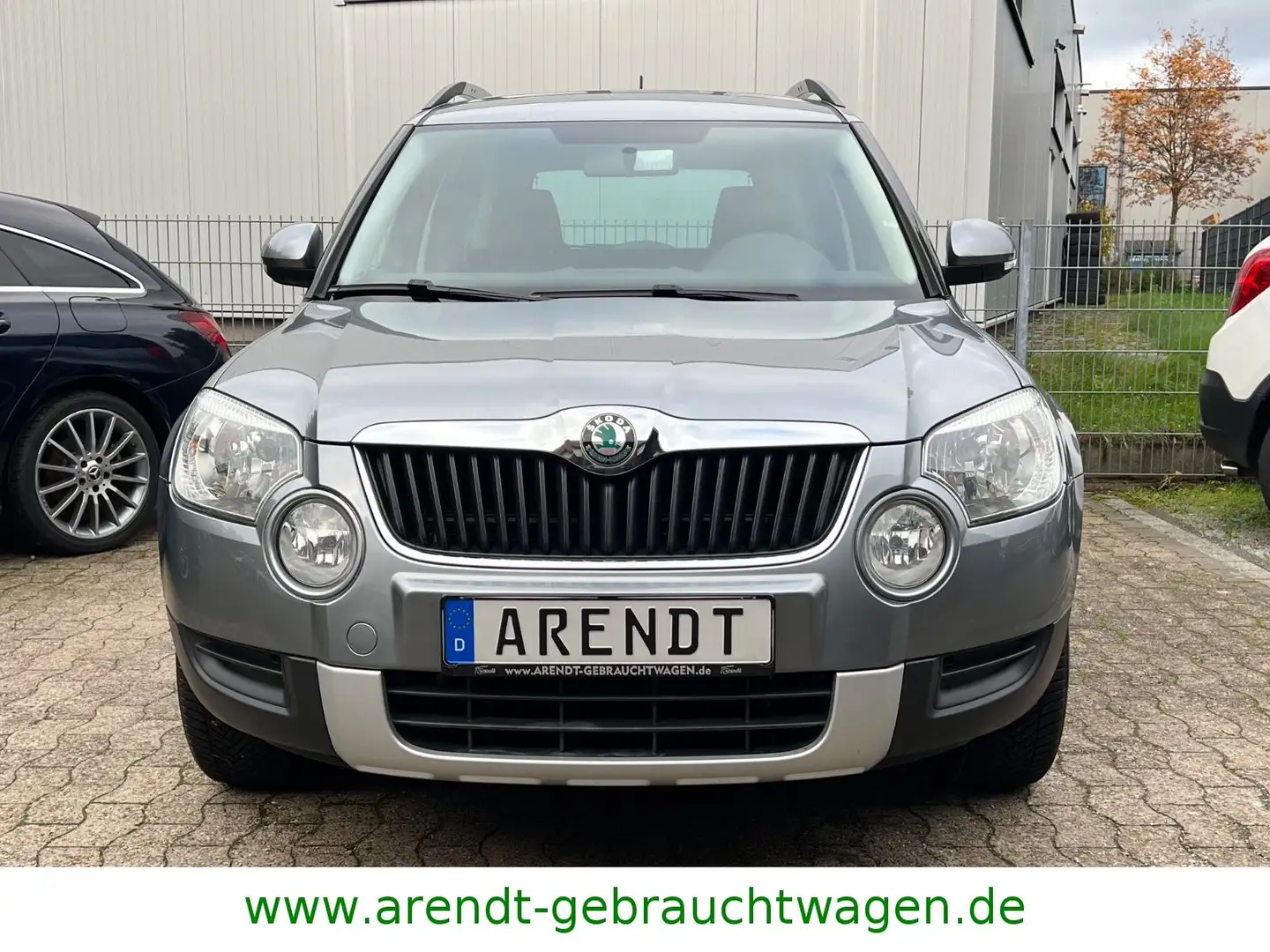 Skoda Yeti Active Plus Edition 2.0TDI*AHK/SHZ/PDC/GRA* Grau - 2