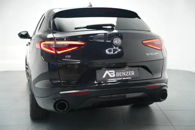 Alfa Romeo Stelvio view 8