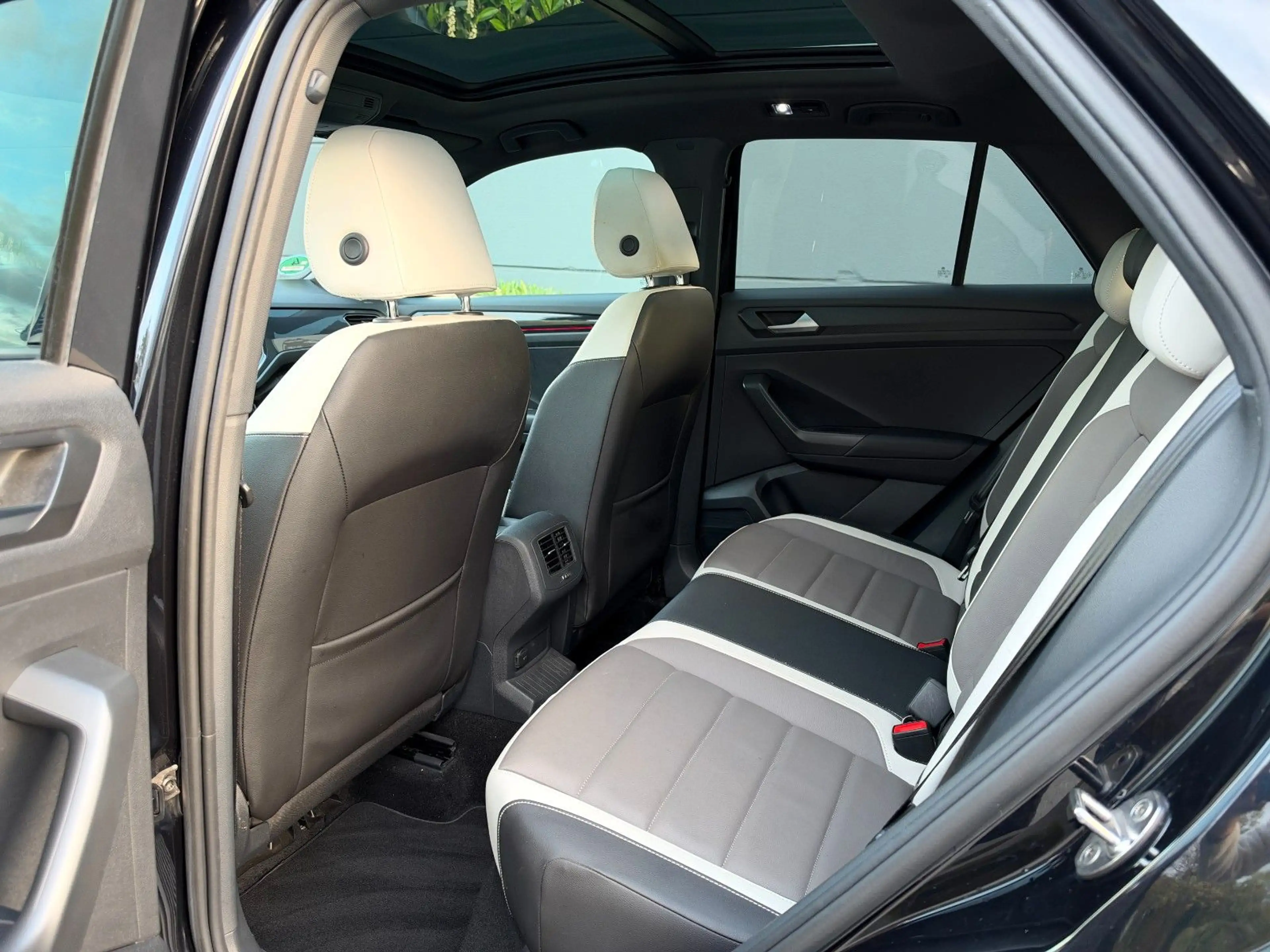 Volkswagen T-Roc Sport 4Motion*Panorama*Virtual*Beats*ACC* — photo 13