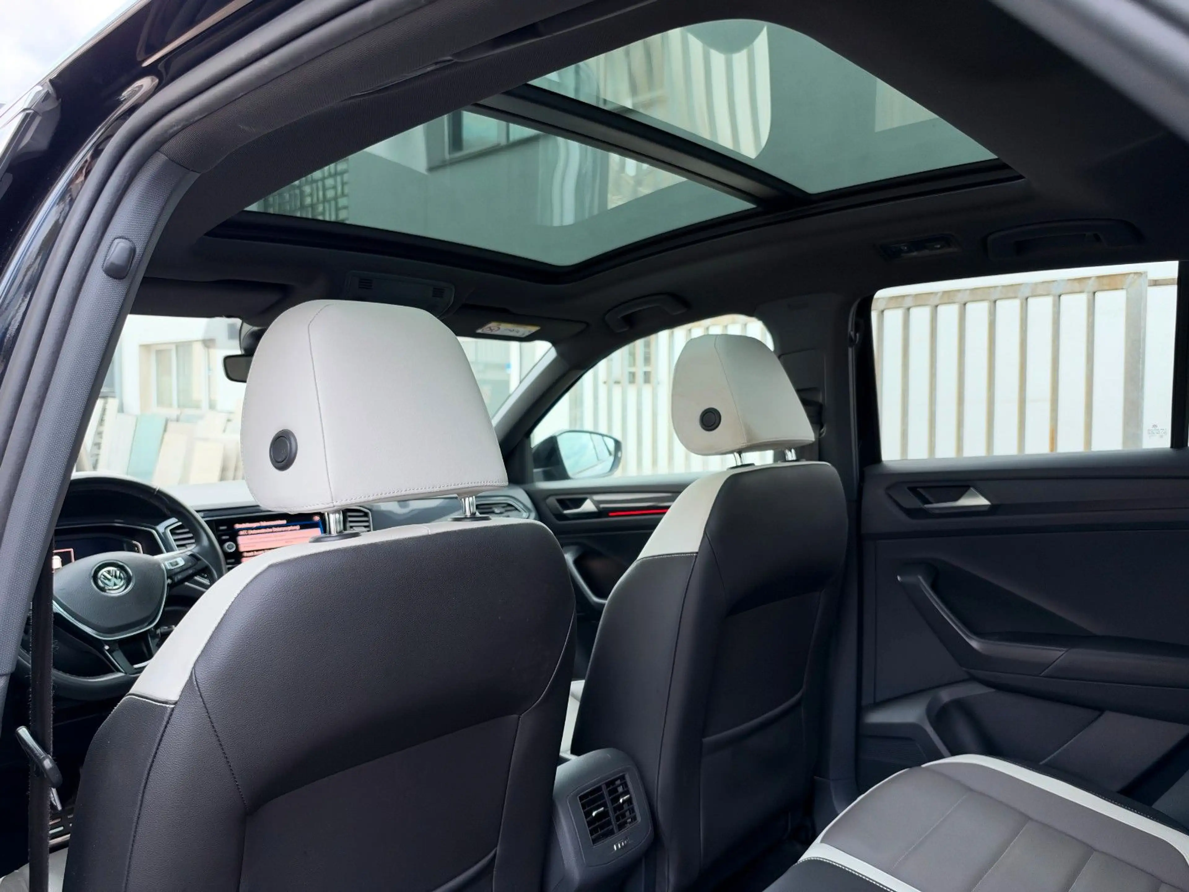 Volkswagen T-Roc Sport 4Motion*Panorama*Virtual*Beats*ACC* — photo 15