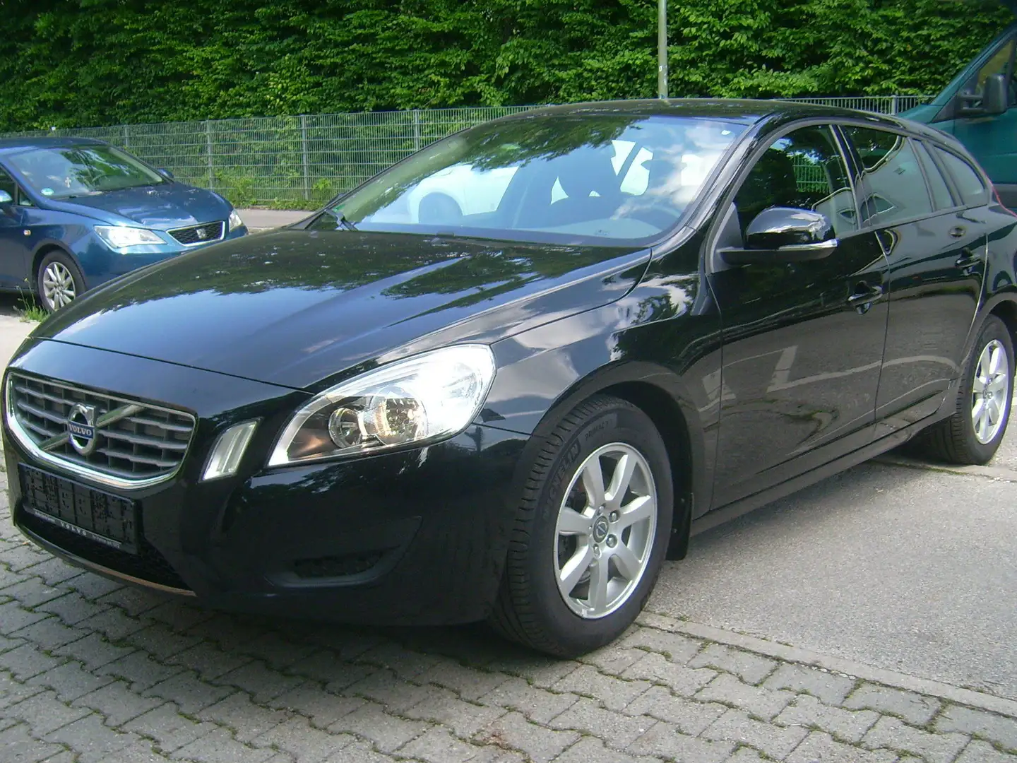 Volvo V60 Kinetic Schwarz - 2