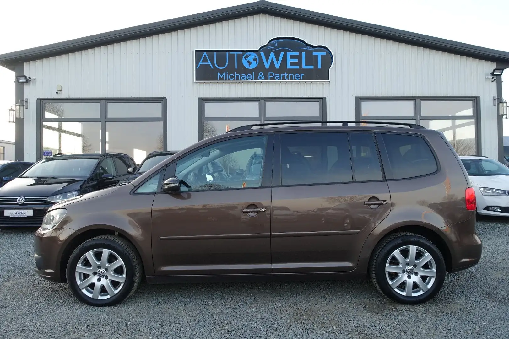 Volkswagen Touran 1.6 TDI 7 Sitzer KLIMAAUT SITZH Bluet ALU Braun - 1