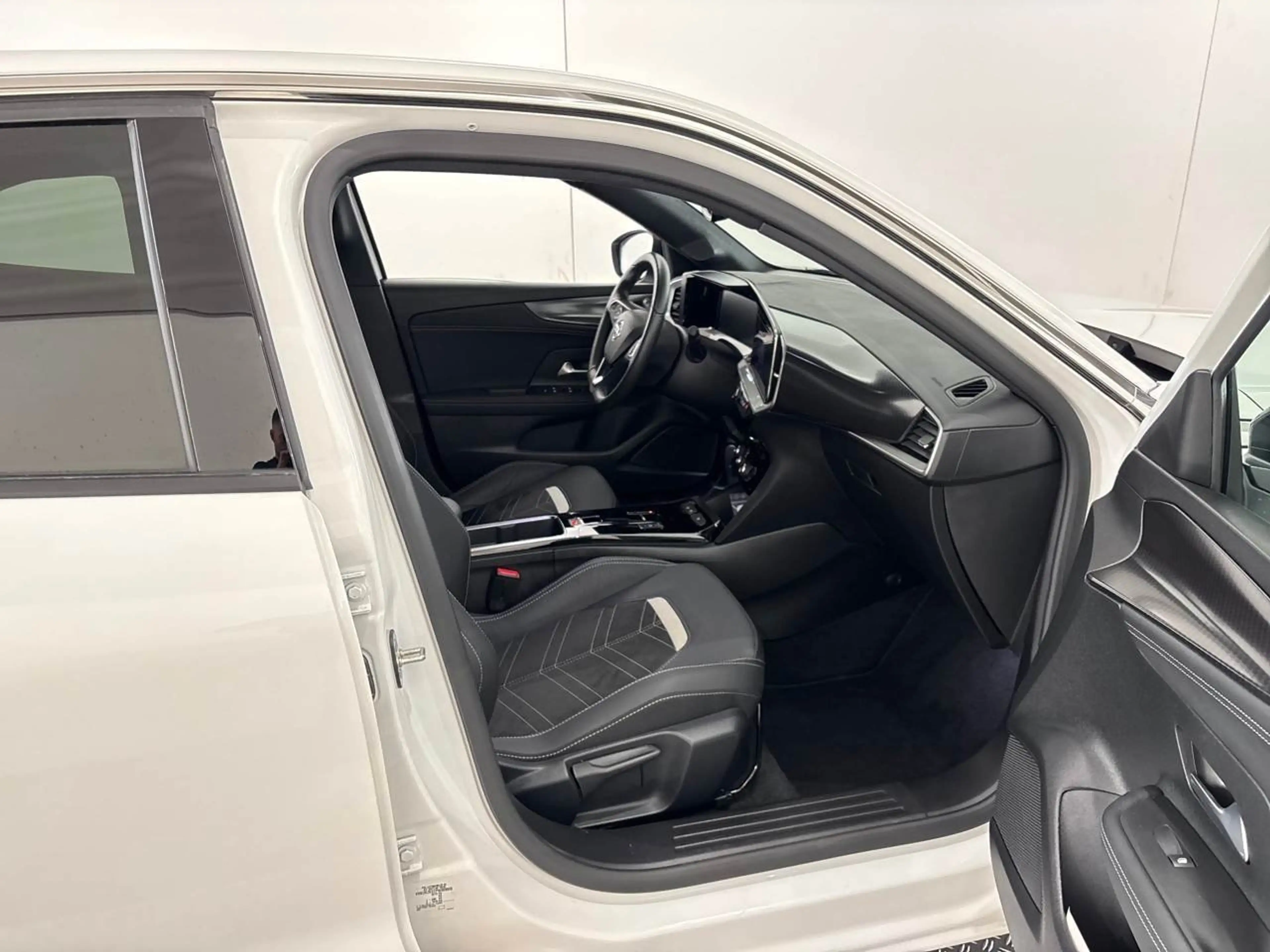 Opel Mokka-E Mokka e Ultimate BLIS Key Lane Navi RKam AUT PDC — photo 9