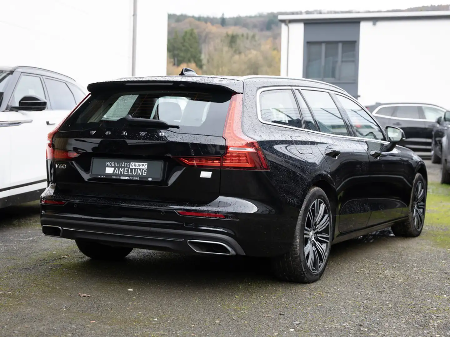 Volvo V60 T6 AWD Plus Bright Recharge Plug-In Hybrid Schwarz - 2