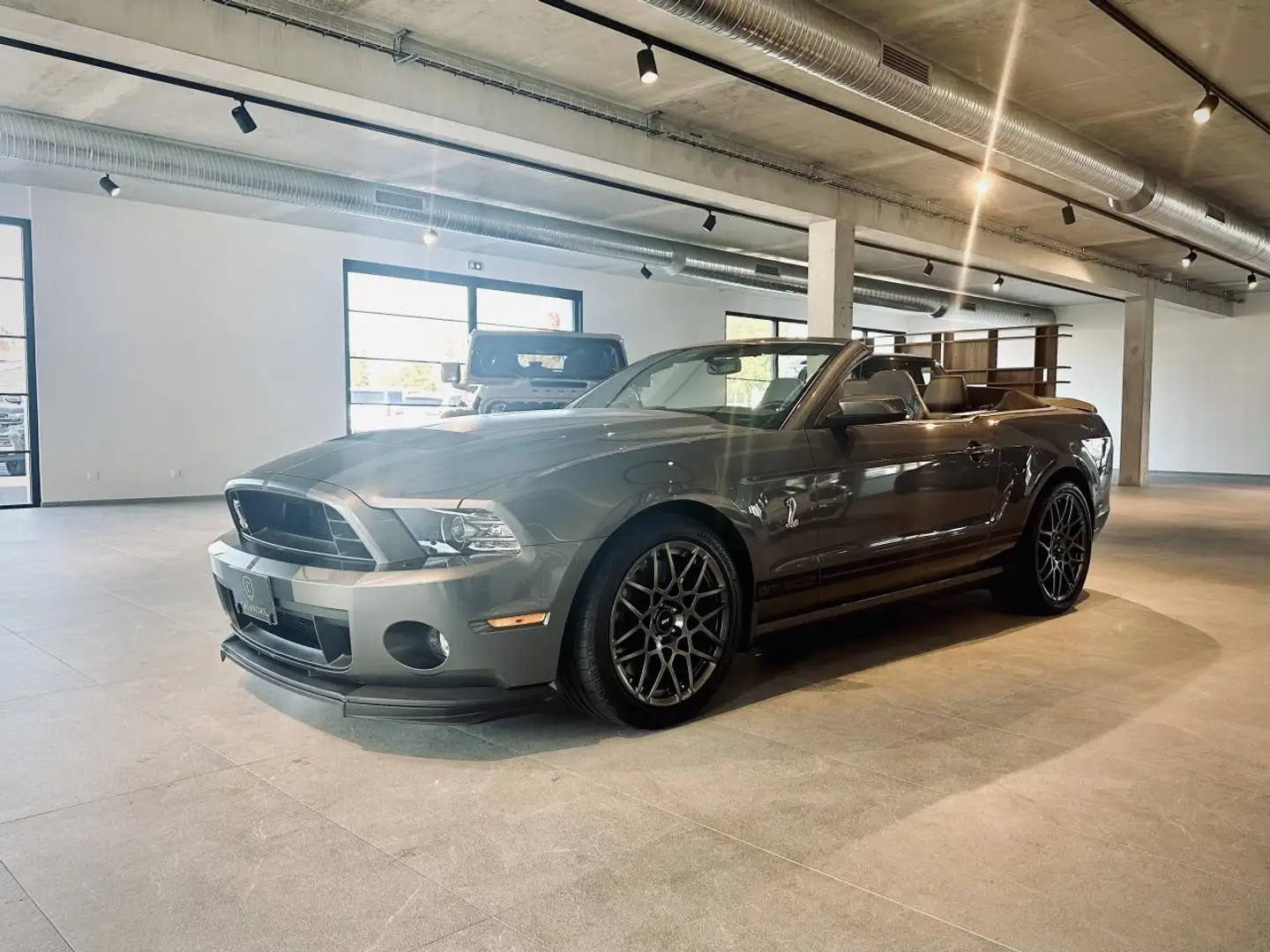 Ford Mustang SHELBY GT 500 Gris - 1