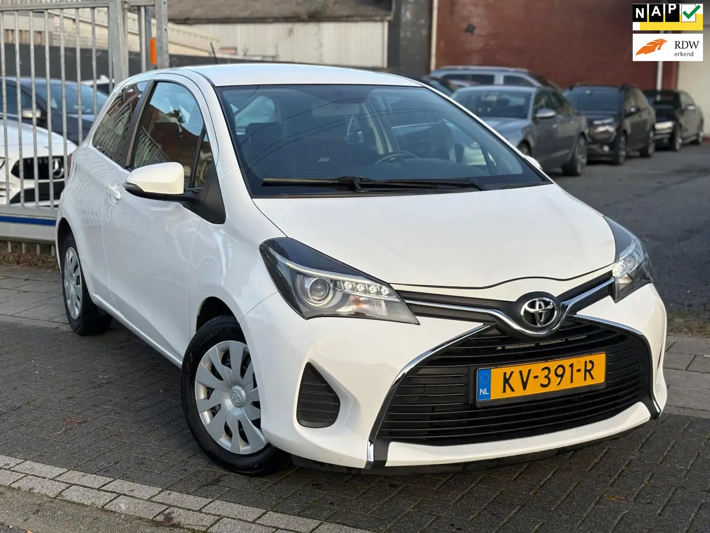 Toyota Yaris 1.3 VVT-i Aspiration | Invalide auto | Automaat | Blanc - 1