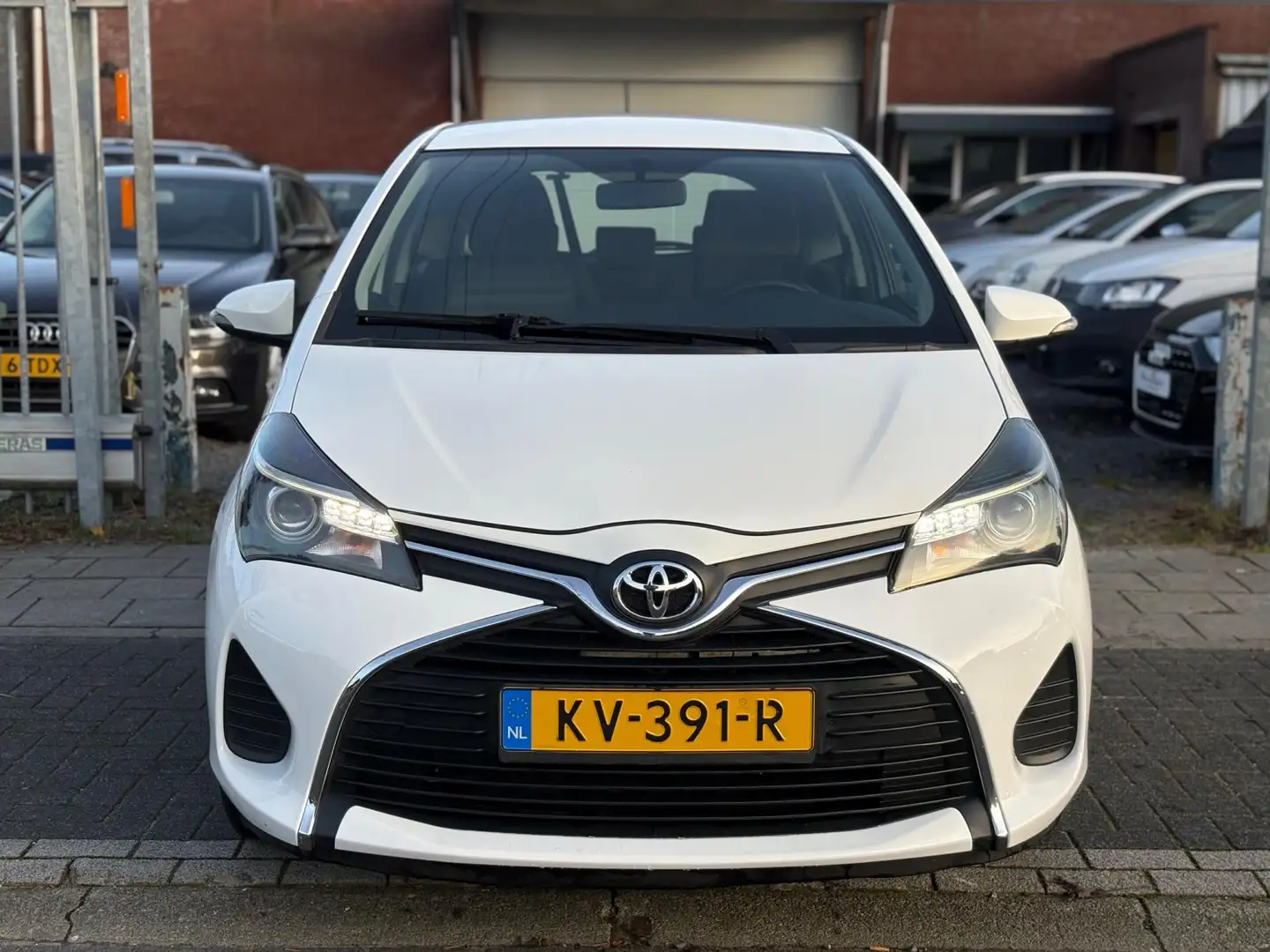 Toyota Yaris 1.3 VVT-i Aspiration | Invalide auto | Automaat | Blanc - 2