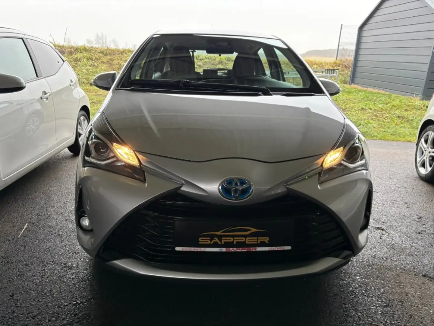 Toyota Yaris 1,5 Hybrid 5-tg. Active '17 Silber - 2