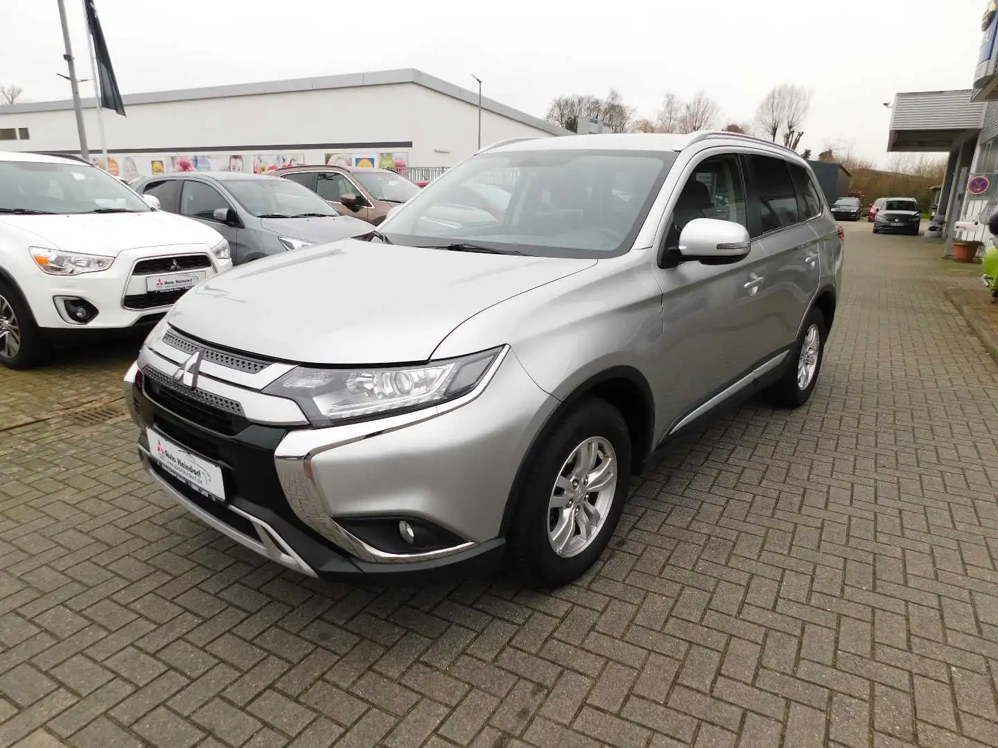 Mitsubishi Outlander Active 2.0 2WD Silber - 1