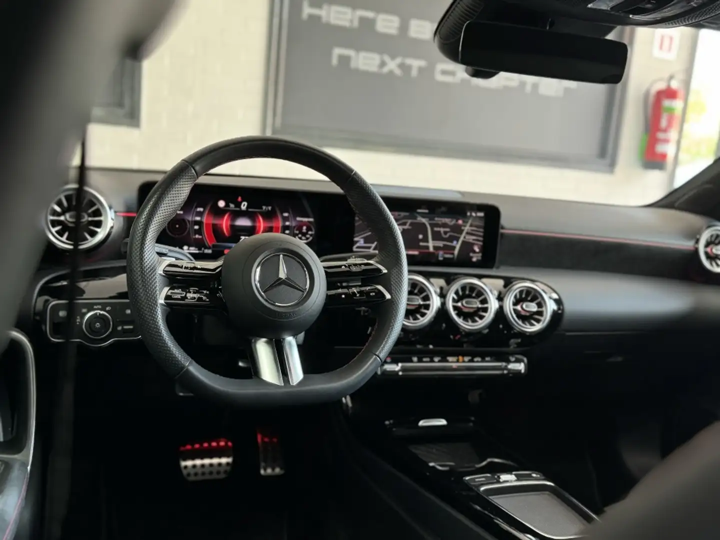 Mercedes-Benz A 200 A AMG Line Facelift 2023 PANO SFEER Wit - 2
