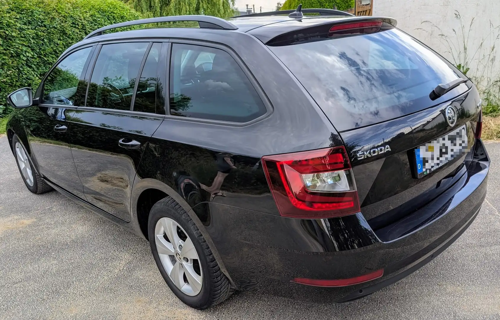 Skoda Octavia Octavia Combi 1.0 TSITour Schwarz - 2
