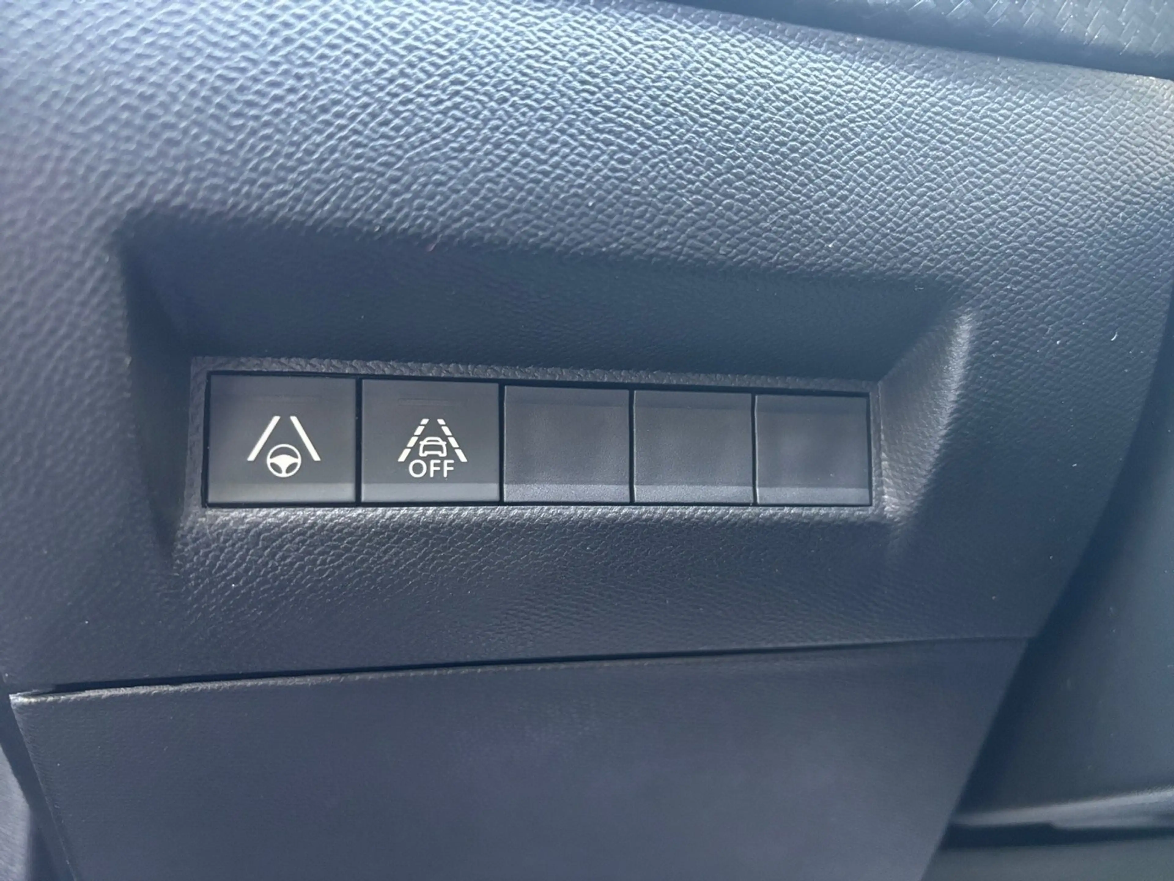 Peugeot e-2008 Peugeot e-2008 50kWh GT Pack — photo 8