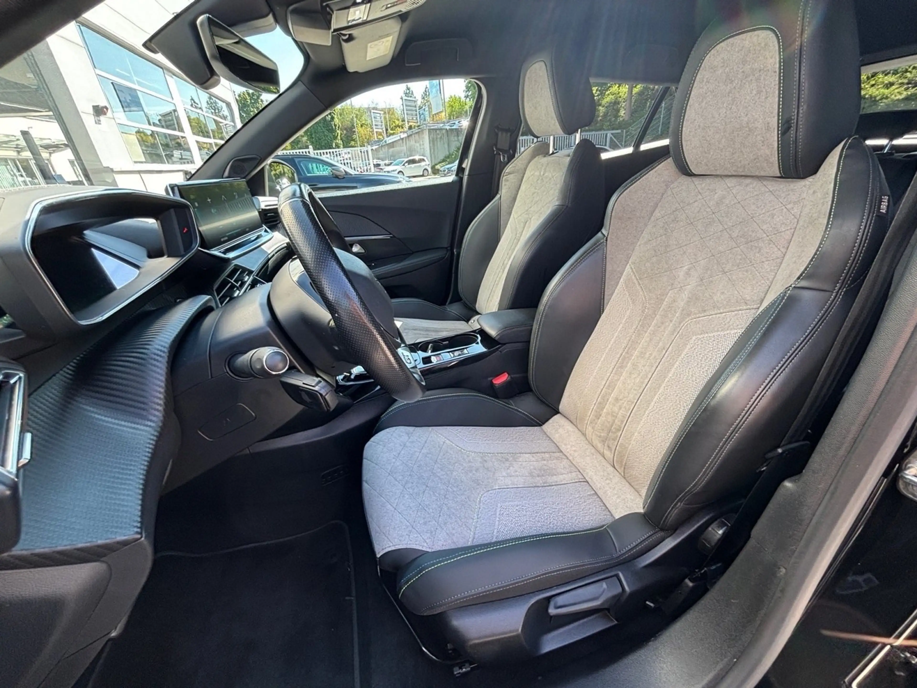 Peugeot e-2008 Peugeot e-2008 50kWh GT Pack — photo 6