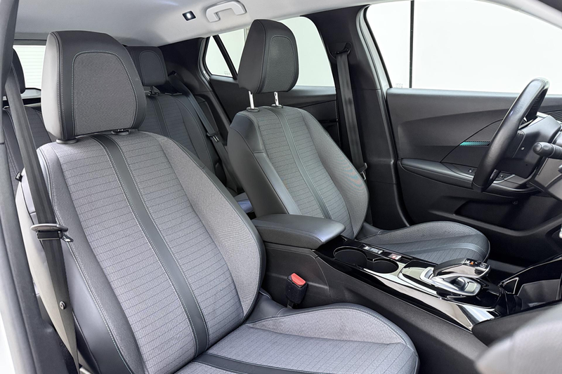 Peugeot e-2008 EV Allure Pack 50 kWh | Soh 96% | Navigatie | Came — photo 13