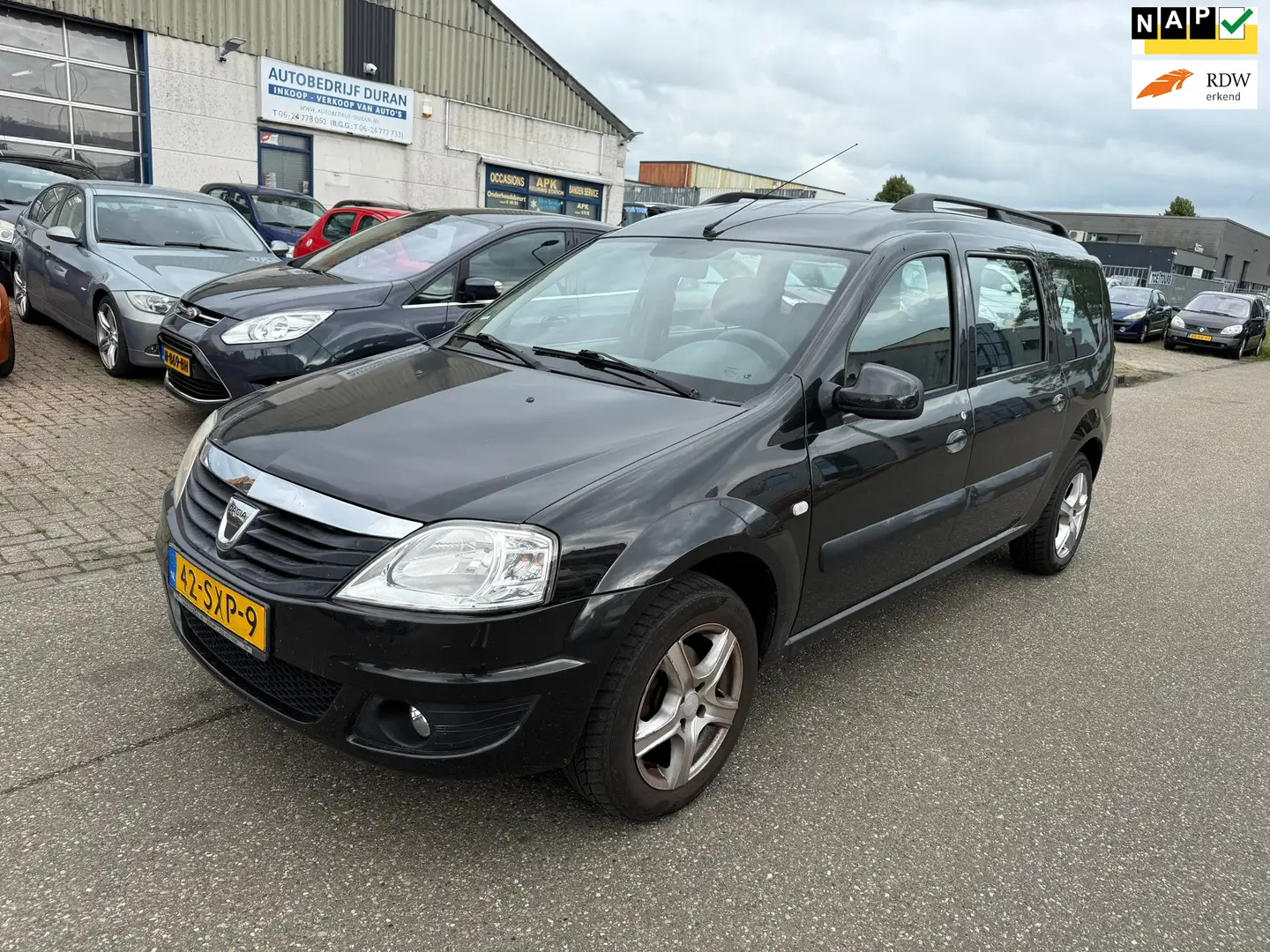 Dacia Logan MCV 1.6-16V Lauréate 7p. Bj:2012 NAP! Zwart - 1