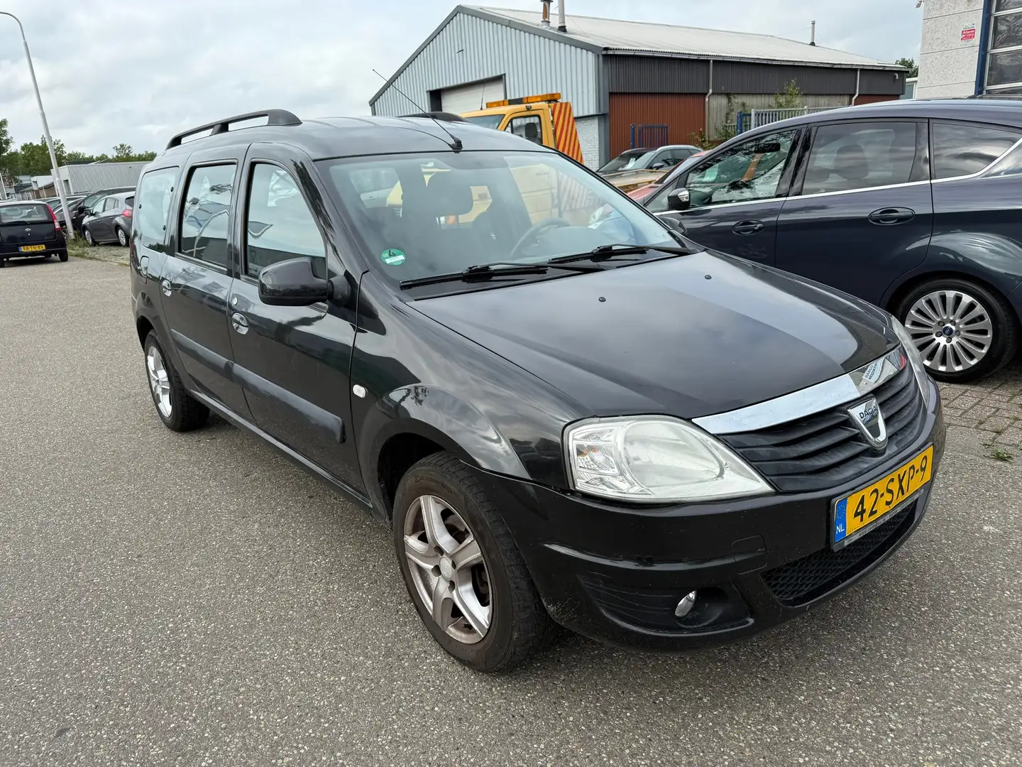 Dacia Logan MCV 1.6-16V Lauréate 7p. Bj:2012 NAP! Zwart - 2