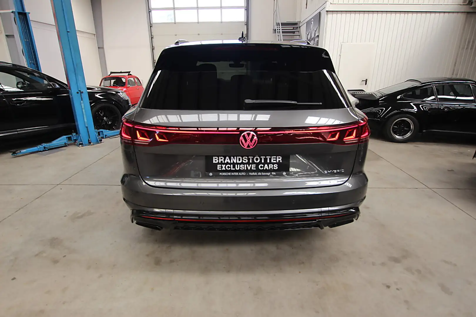Volkswagen Touareg 3.0 V6 TSI eHybrid R 4Motion (EURO 6e) Massages... Grau - 1