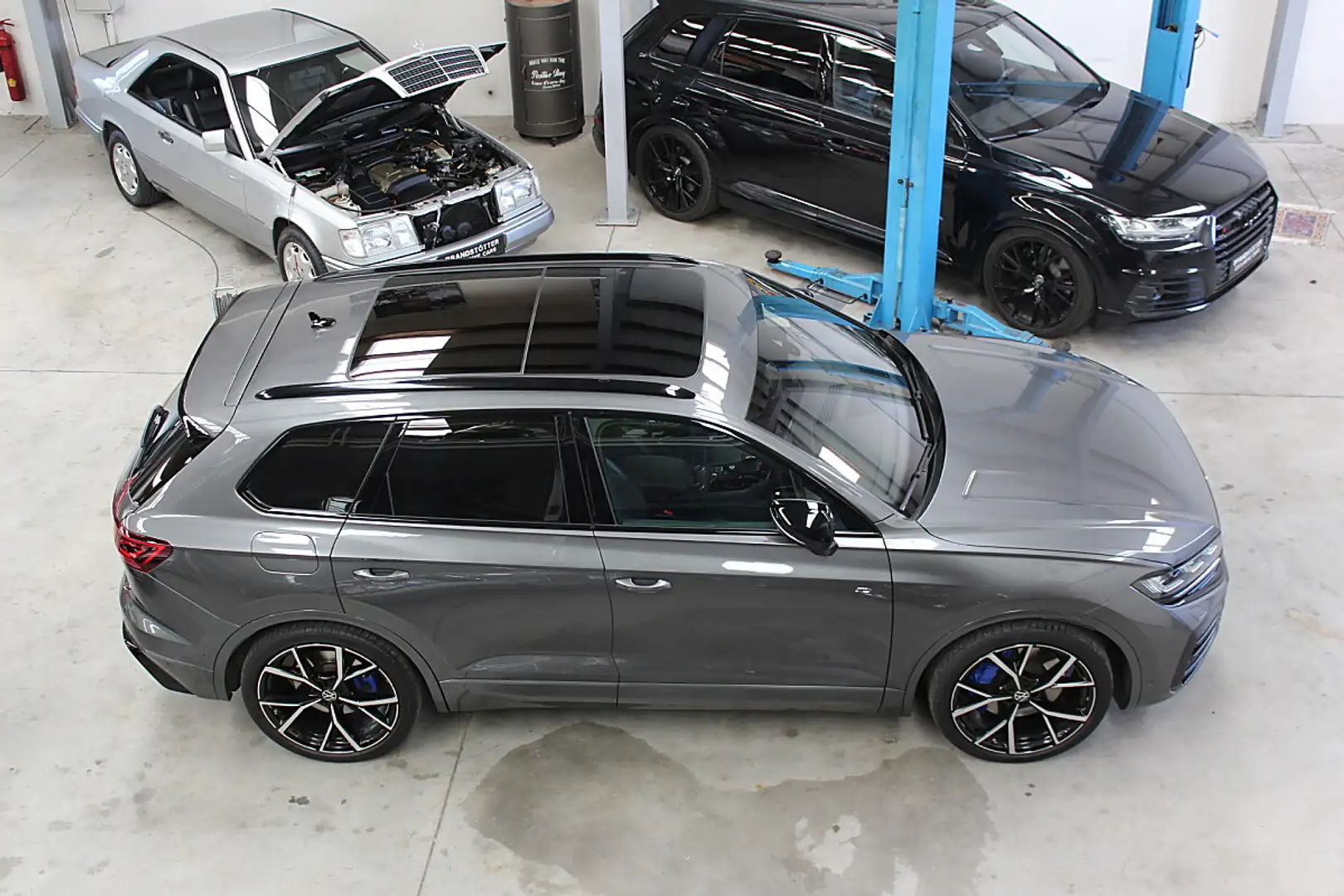 Volkswagen Touareg 3.0 V6 TSI eHybrid R 4Motion (EURO 6e) Massages... Grau - 2