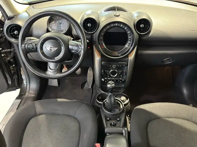 Mini Hatch view 11