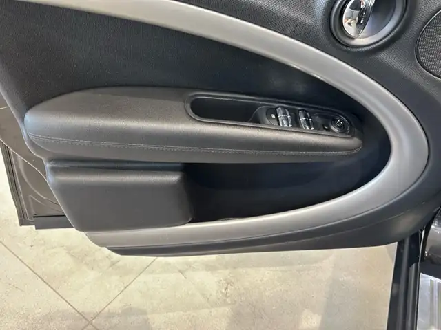 Mini Hatch view 15