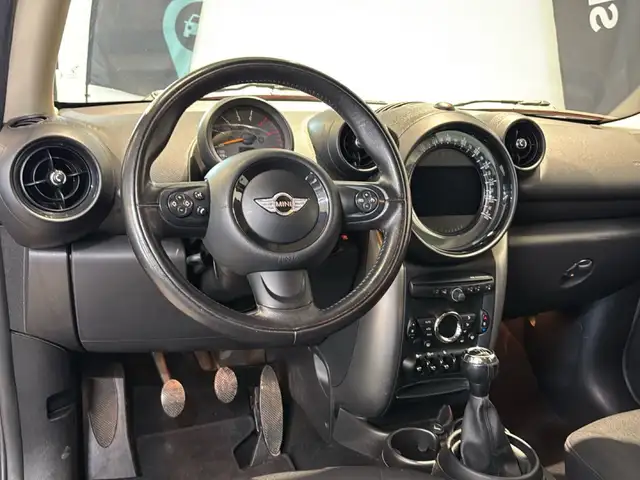 Mini Hatch view 12