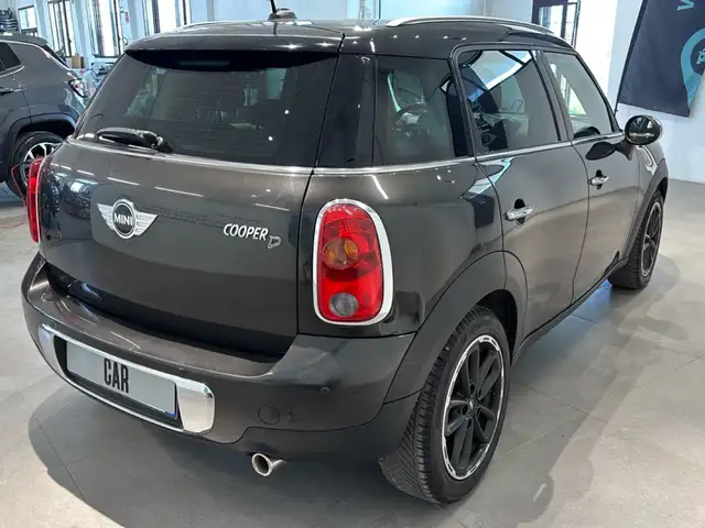 Mini Hatch view 4