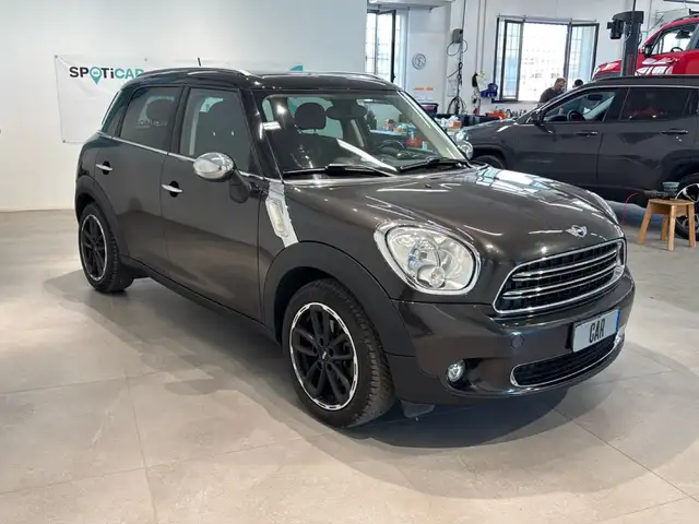 Mini Hatch view 3