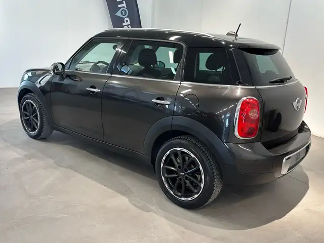Mini Hatch view 7
