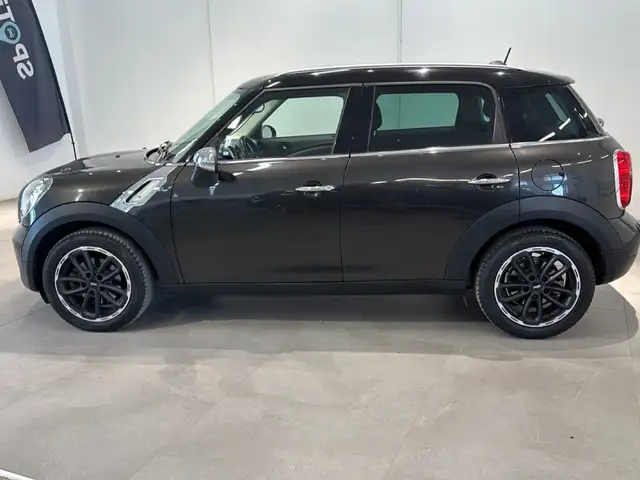 Mini Hatch view 8