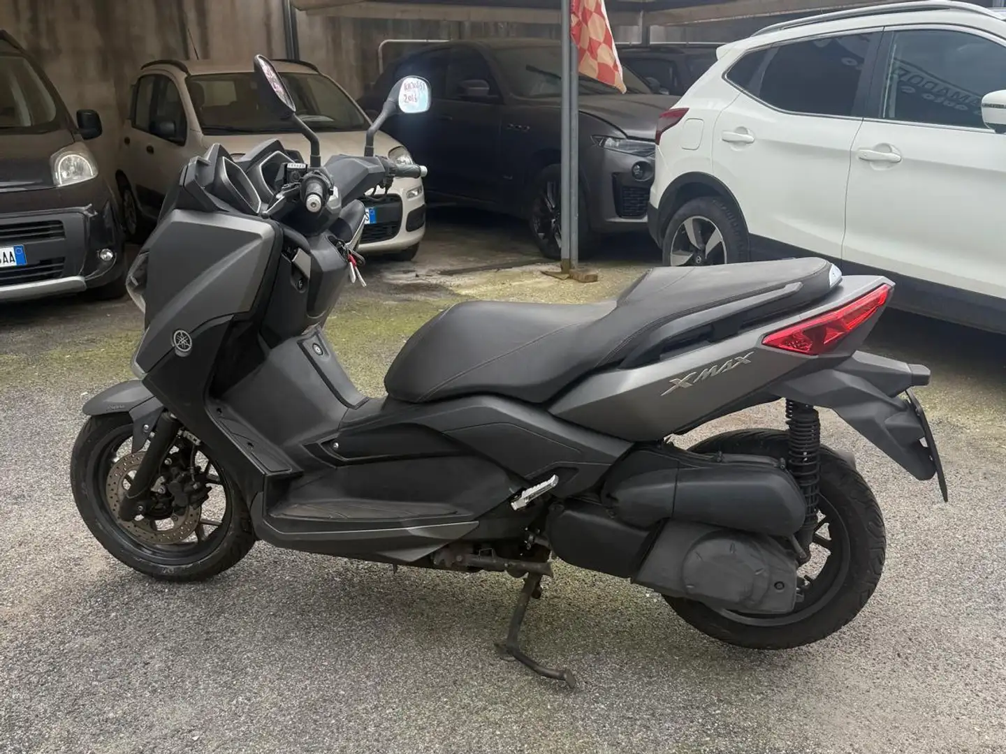 Yamaha X-Max 250 Fekete - 1