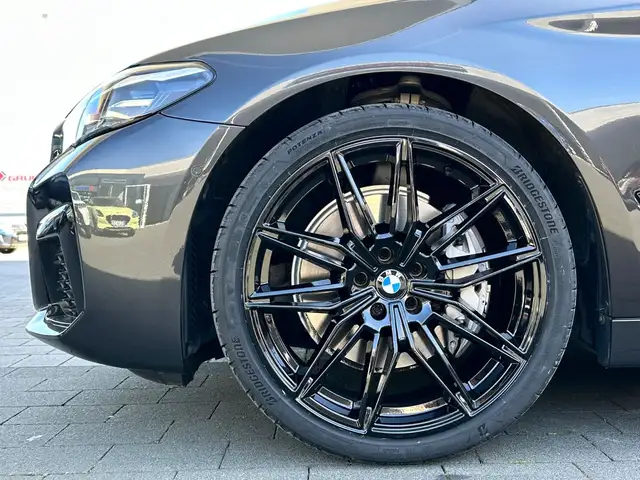 BMW 5 Series view 9