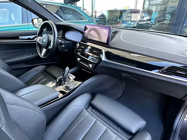 BMW 5 Series view 14