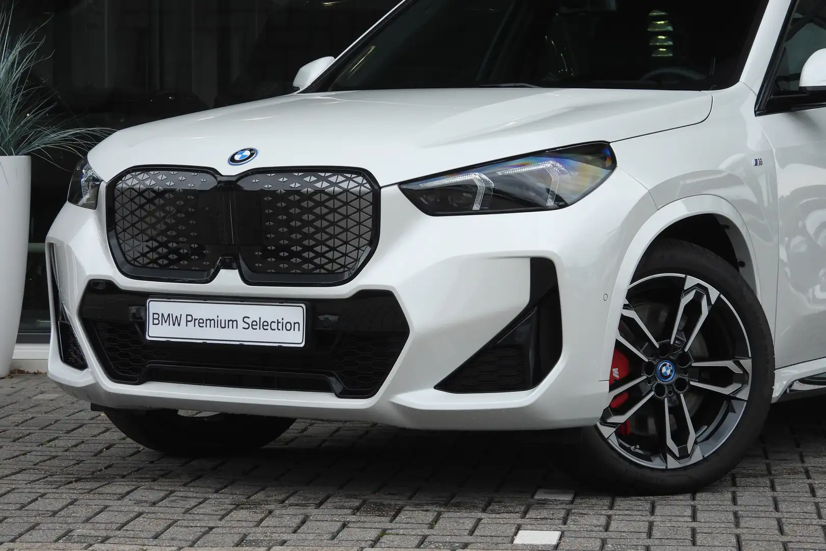 BMW iX1 eDrive20 High Executive M Sport / Sportstoelen / A Wit - 2