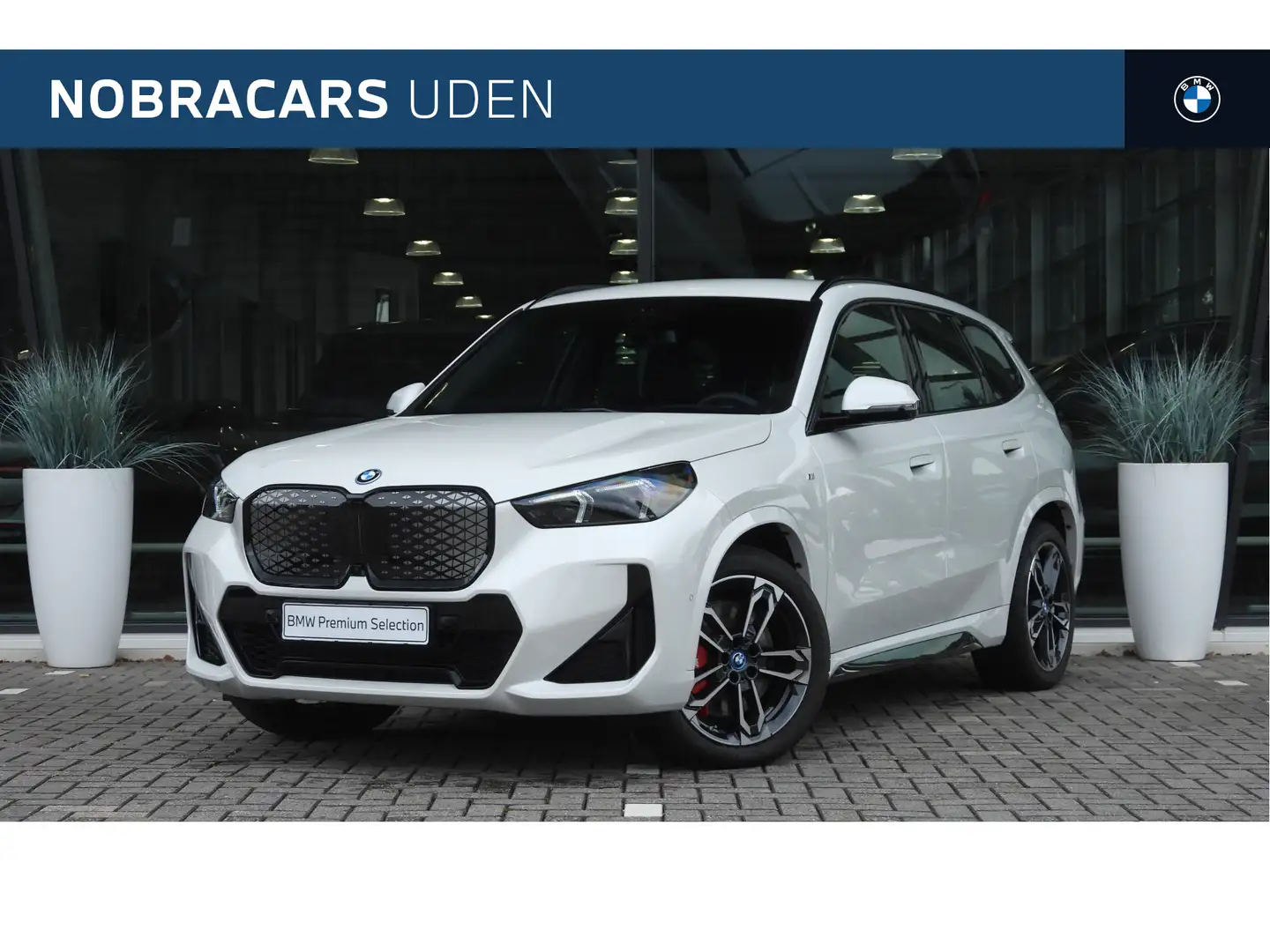 BMW iX1 eDrive20 High Executive M Sport / Sportstoelen / A Wit - 1