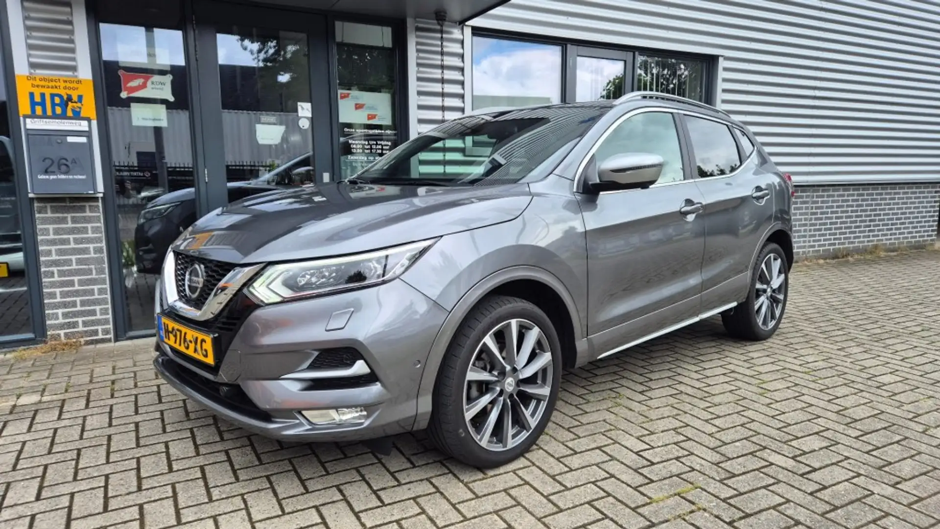 Nissan Qashqai 1.3 DIG TEKNA + LEDER PANO DAK TREKHAAK 360 CAMERA Grijs - 1