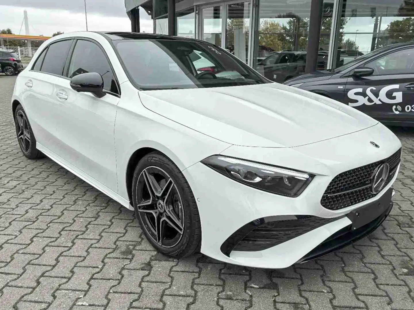 Mercedes-Benz A 200 d Kompaktlimousine AMG 360°+Pano+MBUX+18 Weiß - 2