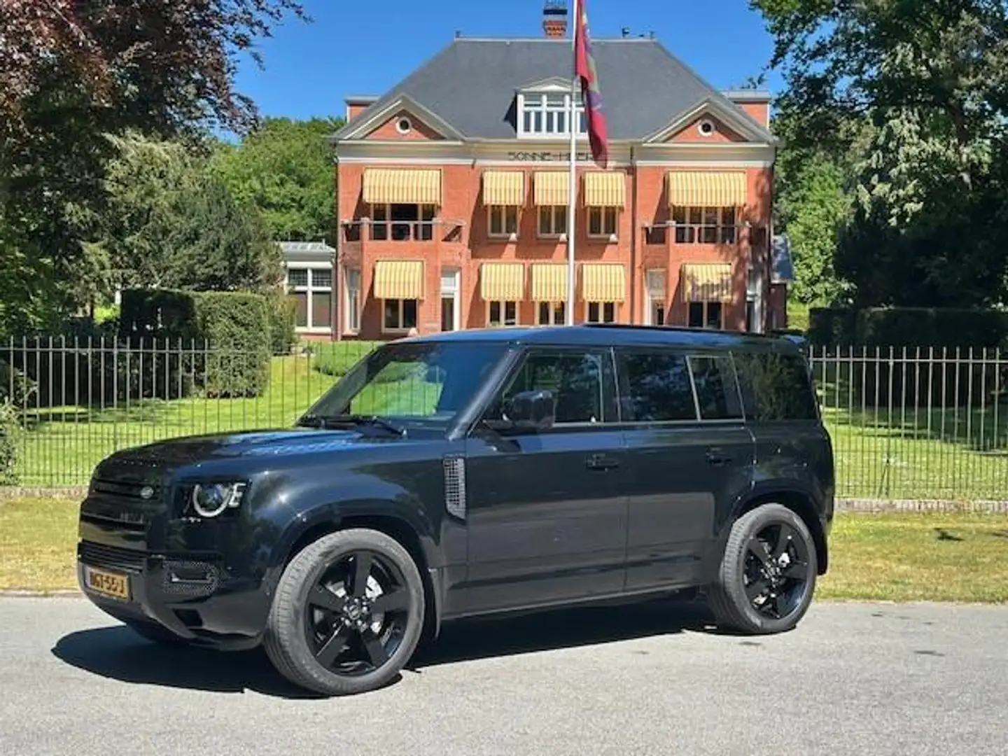 Land Rover Defender 110 2.0 P300e 110 X-Dynamic HSE Zwart - 2