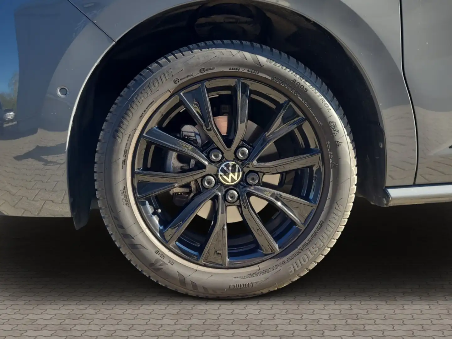Volkswagen T7 Multivan Edition lang 2.0 TDI StandHZG AHK-klappbar Navi di Grau - 2